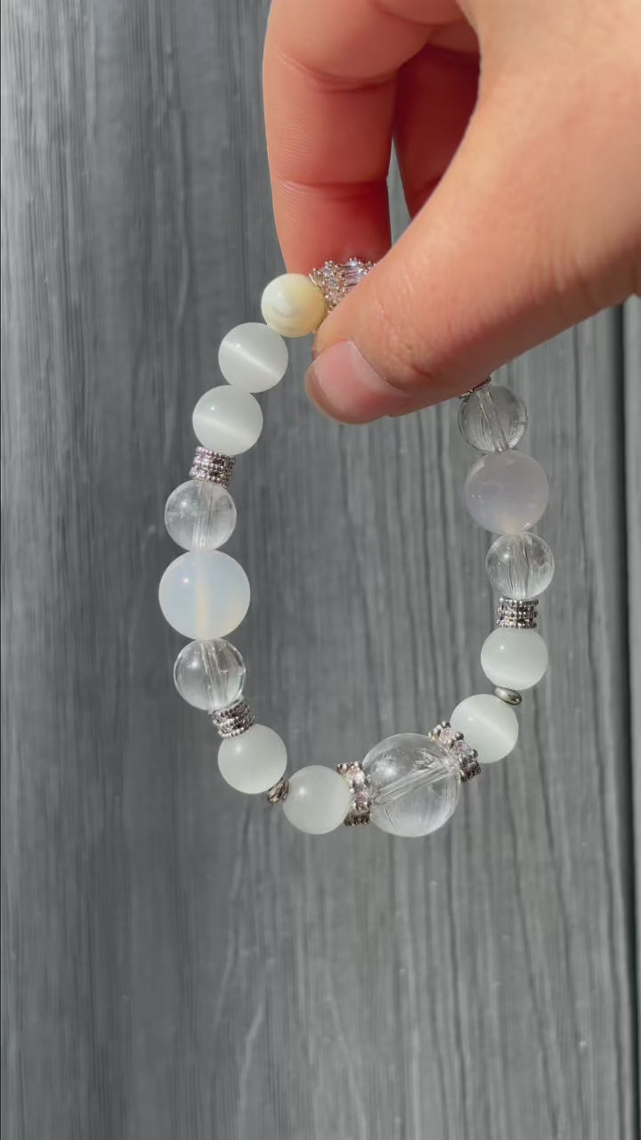 Pulsera de cristal con elementos metálicos de diseño